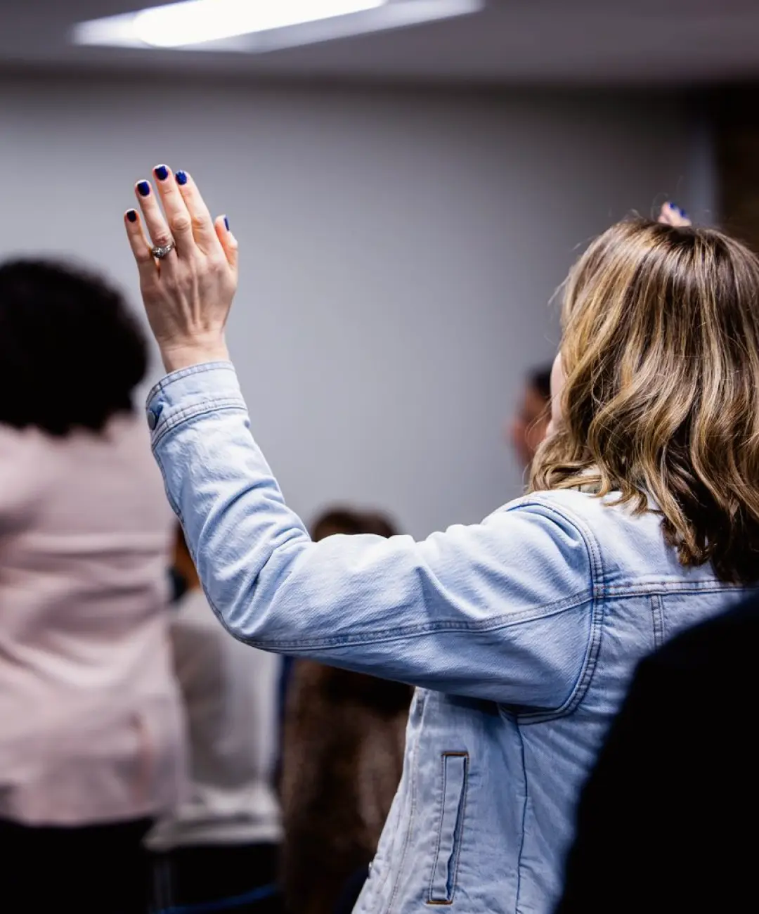 Falar com segurança nos meses de outono: preparar a voz e a postura